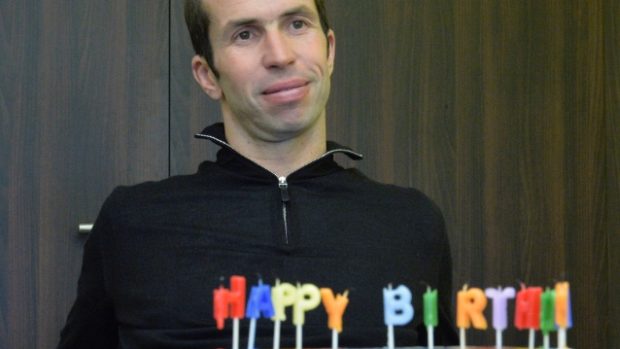 Radek Štěpánek sfoukl svíčky na narozeninovém dortu na první pokus
