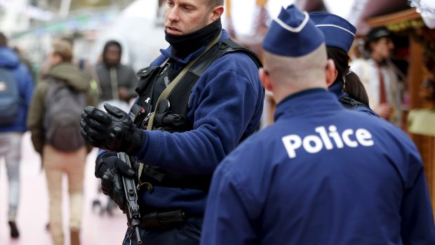 Belgická policie dohlíží na vánoční trhy v centru Bruselu
