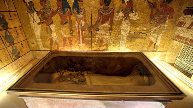Zlatý sarkofág faraona Tutanchamona v jeho pohřební komoře