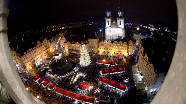 Vánoční trhy a strom na Staroměstském náměstí v Praze