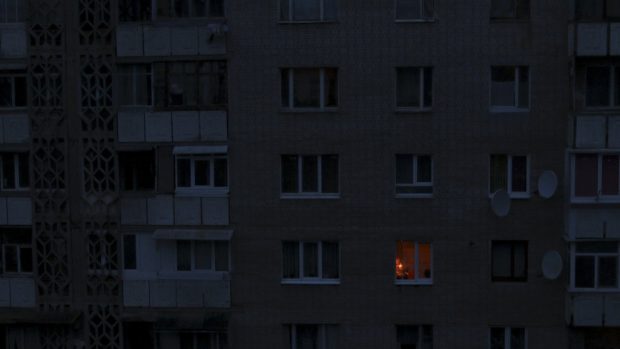 Krym bez proudu. Lidé svítí svíčkami