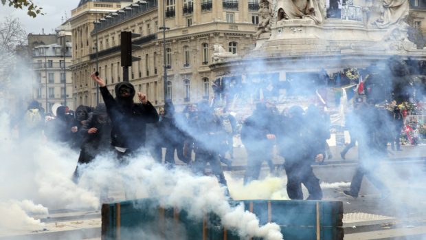 Střet levicových extremistů s policií před pařížským klimatickým summitem