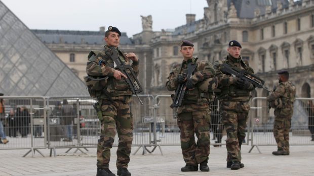 Francouzští vojáci hlídají po útocích v Paříži muzeum Louvre