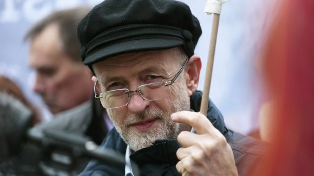 Předseda labouristů Jeremy Corbyn uvažuje o vyjádření členské základny strany k rozšíření úderů proti IS v Sýrii