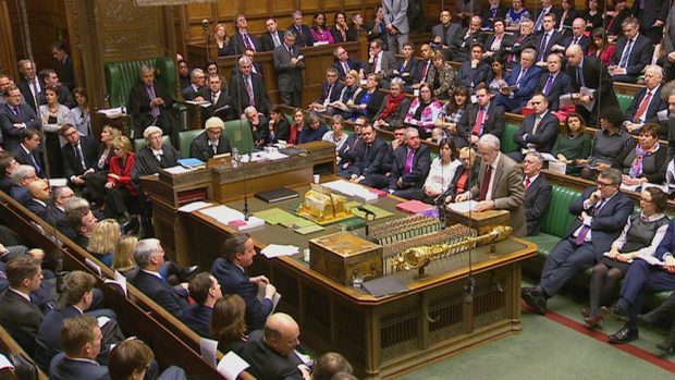Vůdce opozičních labouristů Corbyn diskutuje ve sněmovně (stojící vpravo)