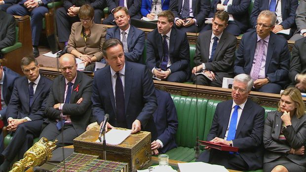 Premiér David Cameron během debaty v Dolní sněmovně