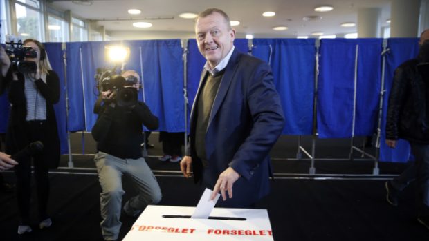 Dánský premiér Lars Løkke Rasmussen vhazuje během referenda volební lístek do urny