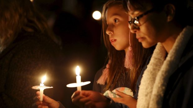 Lidé v San Bernardinu uctili při vigiliích památku obětí střelby