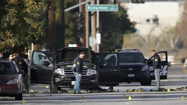 Vyšetřovatelé FBI u auta pachatelů masakru v San Bernardinu