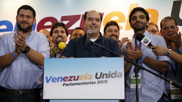 Jeden z kandidátů venezuelské koalice MUD Julio Borges