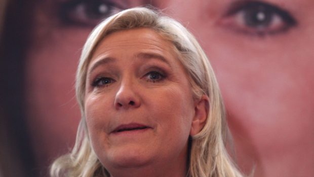 Národní fronta Marine Le Penové zvítězila v neděli v prvním kole francouzských regionálních voleb