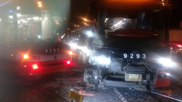 Srážka dvou tramvají na pražském Klárově. Devět lidí utrpělo lehká zranění
