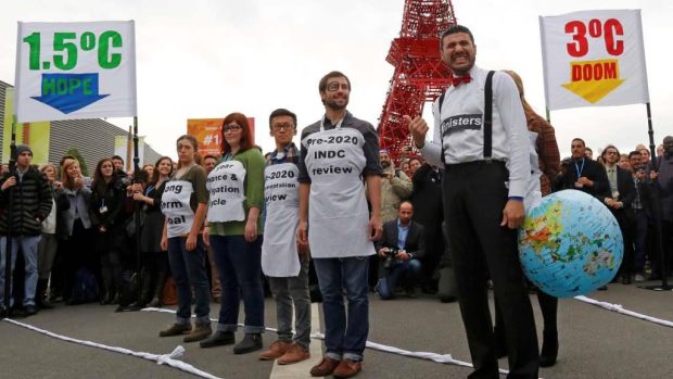 Lidé protestující v průběhu klimatické konference v Paříži