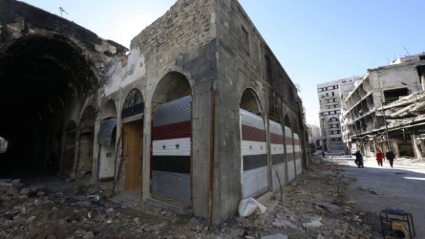 Poškozené obchody v centru města Homs