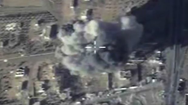 Snímek poskytnutý ruským ministerstvem obrany má dokumentovat ostřelování pozic IS v Sýrii ruskými raketami