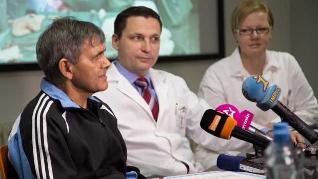 Bartoloměji Peštovi se rok po operaci, při které mu lékaři pražského IKEMu transplantovali pět orgánů najednou, cítí dobře