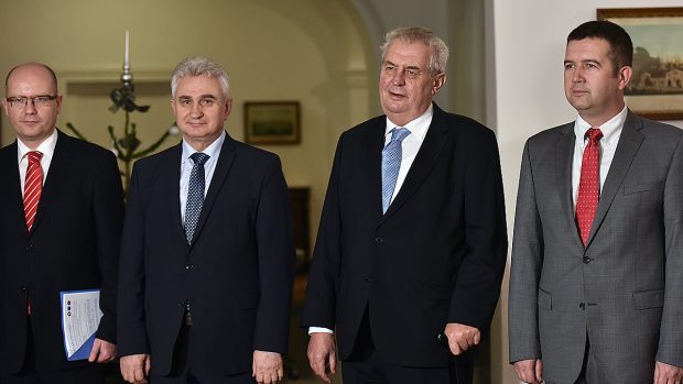 Setkání ústavních činitelů, (zleva) Bohuslav Sobotka, Milan Štech, Miloš Zeman a Jan Hamáček