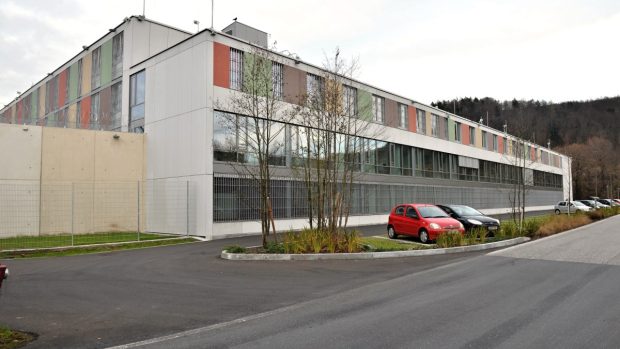 Budova věznice nedaleko Salzburku, kde jsou vyslýcháni dva muži podezřelé z napojení na útoky v Paříži