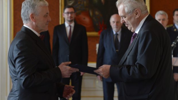 Prezident Miloš Zeman (vpravo) jmenoval Josefa Fialu ústavním soudcem