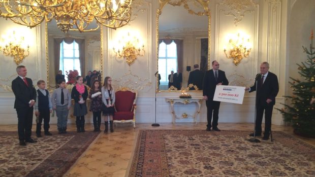 Prezident Zeman předal zástupcům Fondu ohrožených dětí šek na 2,5 milionu korun