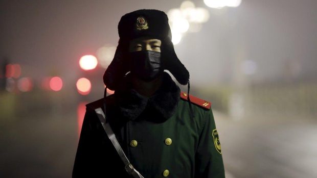 Čínský Peking často sužuje smog