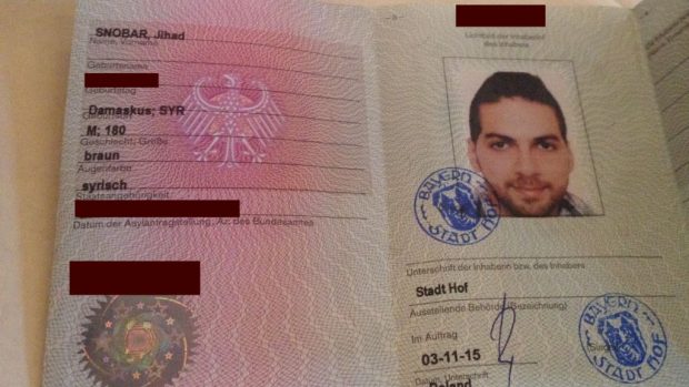 Džihád, 22letý Syřan z Damašku, je v Německu pět měsíců. Na snímku jeho povolení k pobytu