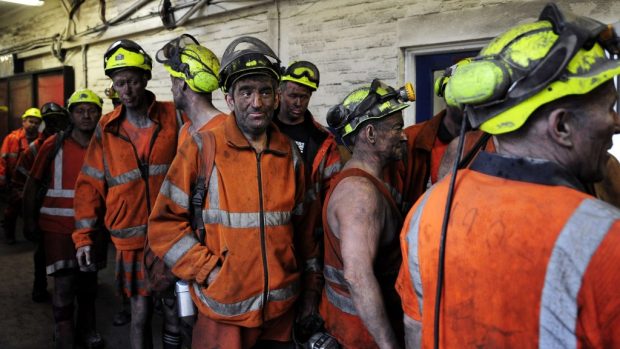 Horníci naposledy opouštějí uhelný důl v Kellingley