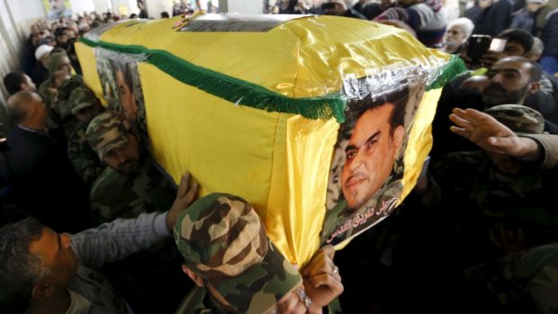 Členové Hizballáhu nesou rakev s ostatky Samíra Kantára