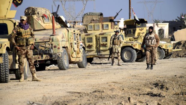 Iráčtí vojáci připraveni na pozicích na severu Ramádí