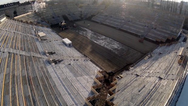 Na stadionu Za Lužánkami v posledních dnech přibyly i první centimetry ledové plochy