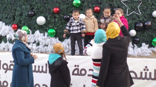 Namísto zahraničních návštěvníků si vánoční výzdobu Betléma užívají místní muslimové
