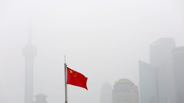 Budovy v čínské Šanghaji, jen matně viditelné kvůli silnému smogu