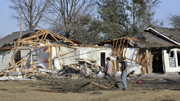 Trosky domu zničeného tornádem ve městě Clarksdale v Mississippi