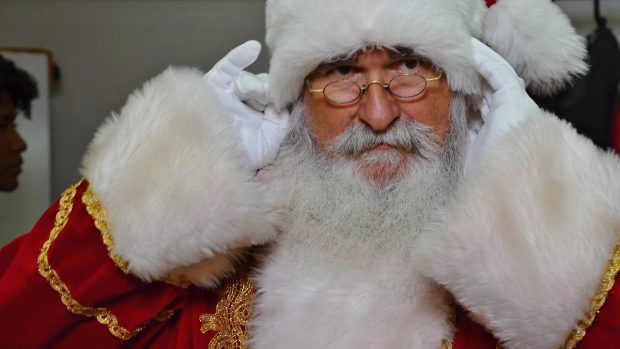 V takovém kožichu se dělá vánoční muž Papai Noel v tropické Brazílii