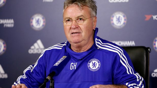 Nový trenér anglické Chelsea Guus Hiddink na tiskové konferenci