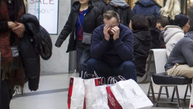 Zákazník s nákupem v obchodním centru Eaton Centre v Torontu