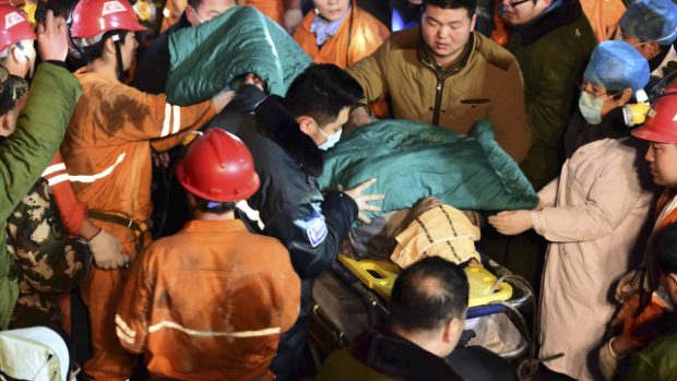 V čínském dole Gypsum došlo v pátek k závalu, jeden horník zemřel, dalších 17 lidí je uvězněno 200 metrů pod zemí