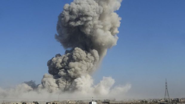 Postupu irácké armády proti islamistům v Ramádí pomáhají i vzdušné útoky (25. 12. 2015)