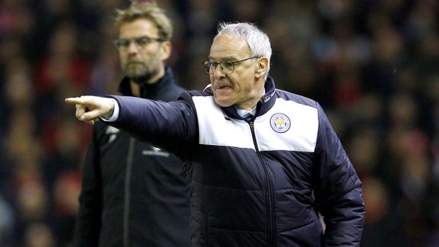 Trenér Leicesteru Claudio Ranieri při zápase s Liverpoolem