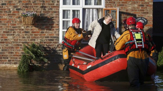 Záchranáři pomáhají lidem ze zaplavených domů v Tadcasteru