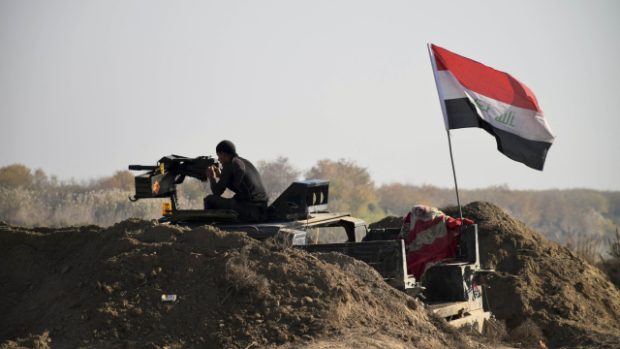 Irácké bezpečnostní síly s národní vlajkou vstupují do centra města Ramádí