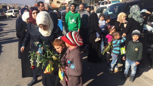 Členové rodin syrských opozičních bojovníků, odvezení v rámci humanitární operace ze syrského Zabadaní, čekají v Libanonu na další cestu