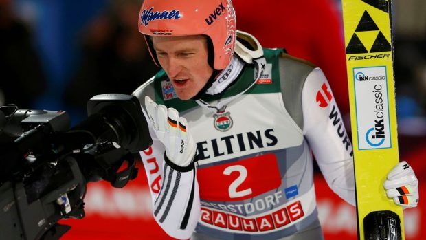 Německý skokan na lyžích Severin Freund se raduje z vítězství v prvním závodu Turné 4 můstků v domácím Oberstdorfu