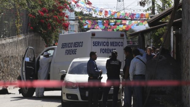 Policejní týmy před domem zavražděné starostky mexického města Temixco.