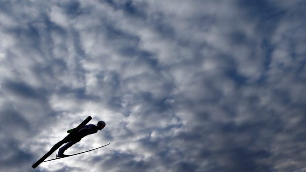 Skokan na lyžích Jakub Janda při závodě Turné čtyř můstků v rakouském Innsbrucku