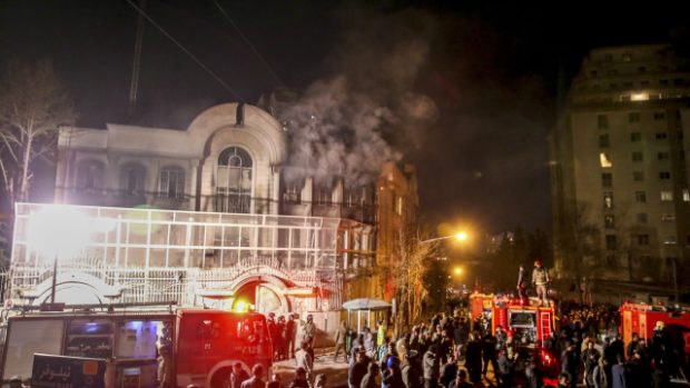 Nimrova poprava vyvolala vlnu nevole mezi šíitskými muslimy. Ti protestovali v Teheránu před ambasádou Saúdské Arábie.jpeg