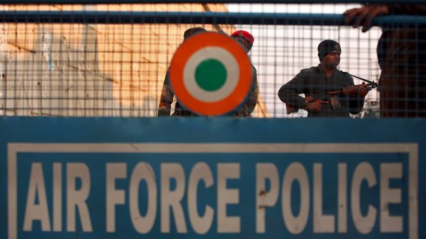 V areálu letecké základny v Indii stále zasahuje armáda