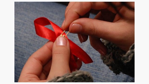 Červená stužka je symbol celosvětového boje proti HIV
