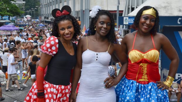 Obyvatelé Rio de Janeira pouliční karneval milují. Často si vymýšlejí všelijaké kostýmy. V pozadí dav čekající na nejznámější karnevalový blok