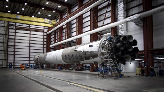 První stupeň rakety Falcon 9 soukromé společnosti SpaceX po návratu z vesmíru
